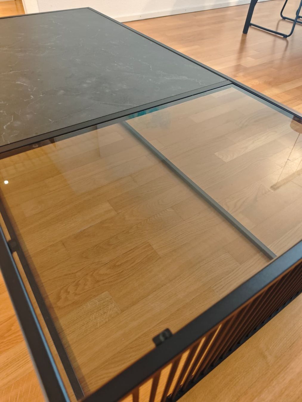 Tische: Couchtisch Schwarz mit Glas und Marmoroptik – Gebraucht aus Windisch von motopersempre 3