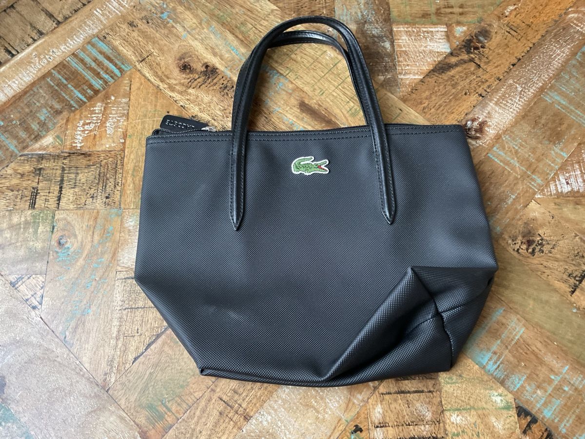Lacoste Taschen für Damen: Lacoste klassische kleine schwarze Handtasche – Gebraucht aus Bachenbülach von Sybeco