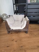 Sessel Holz antik mit Schnitzereien und Kissen gebraucht.
