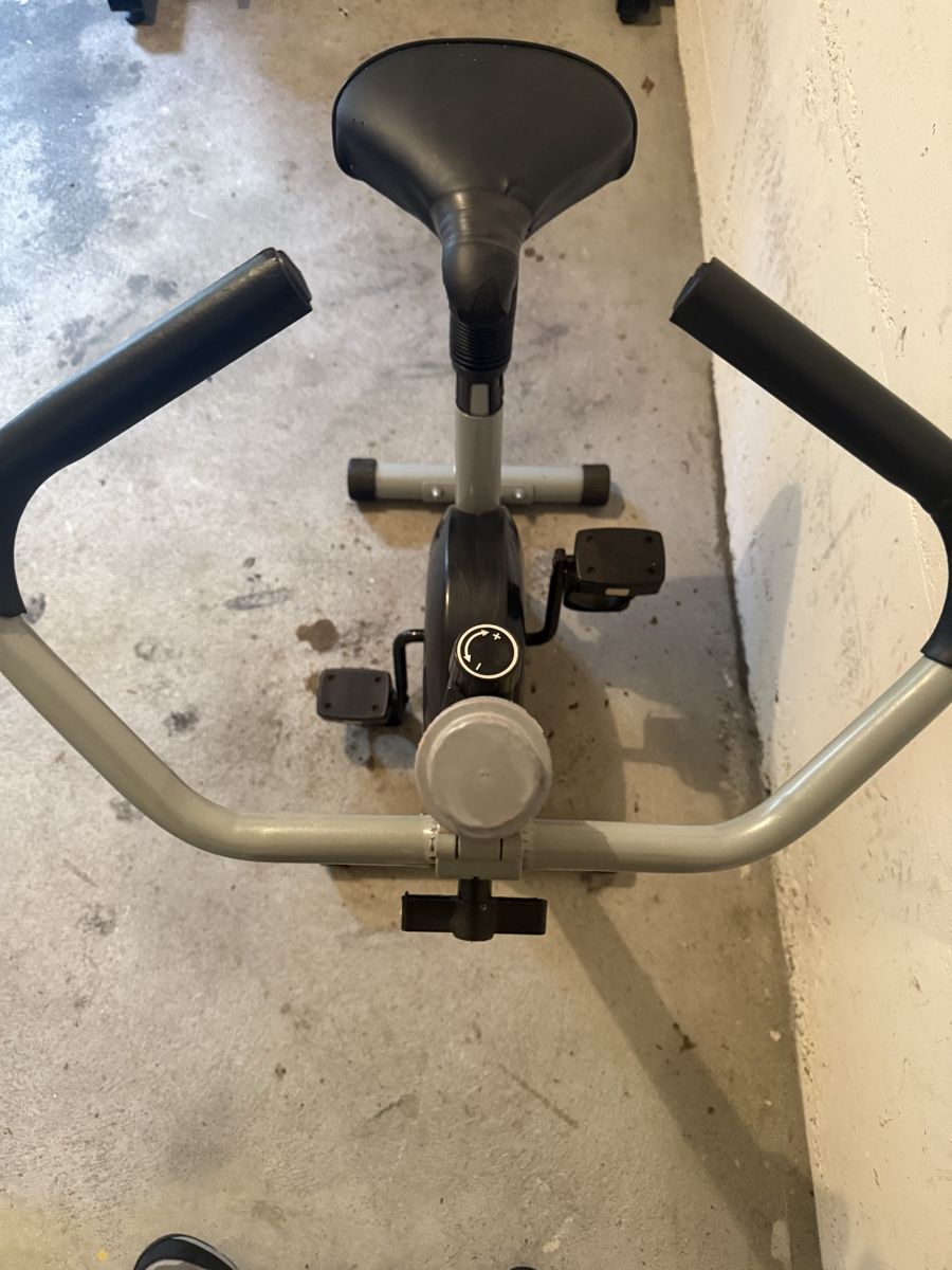 Vélos d'appartement: Heimtrainer Tectake Einstellbarer Widerstand Graue Farbe – D'occasion à Moosseedorf par ram_c65w 1