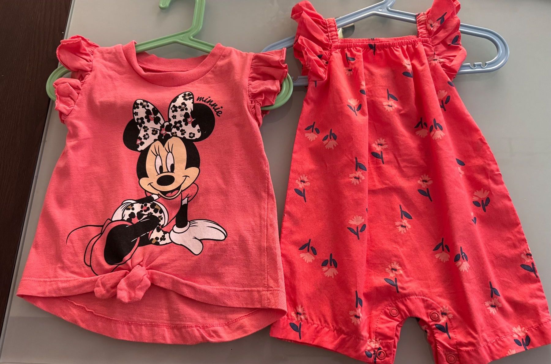 Ensembles coordonnés: Minnie Maus Shirt + Strampler 6 Monate – D'occasion à Horgen par Hotrova448