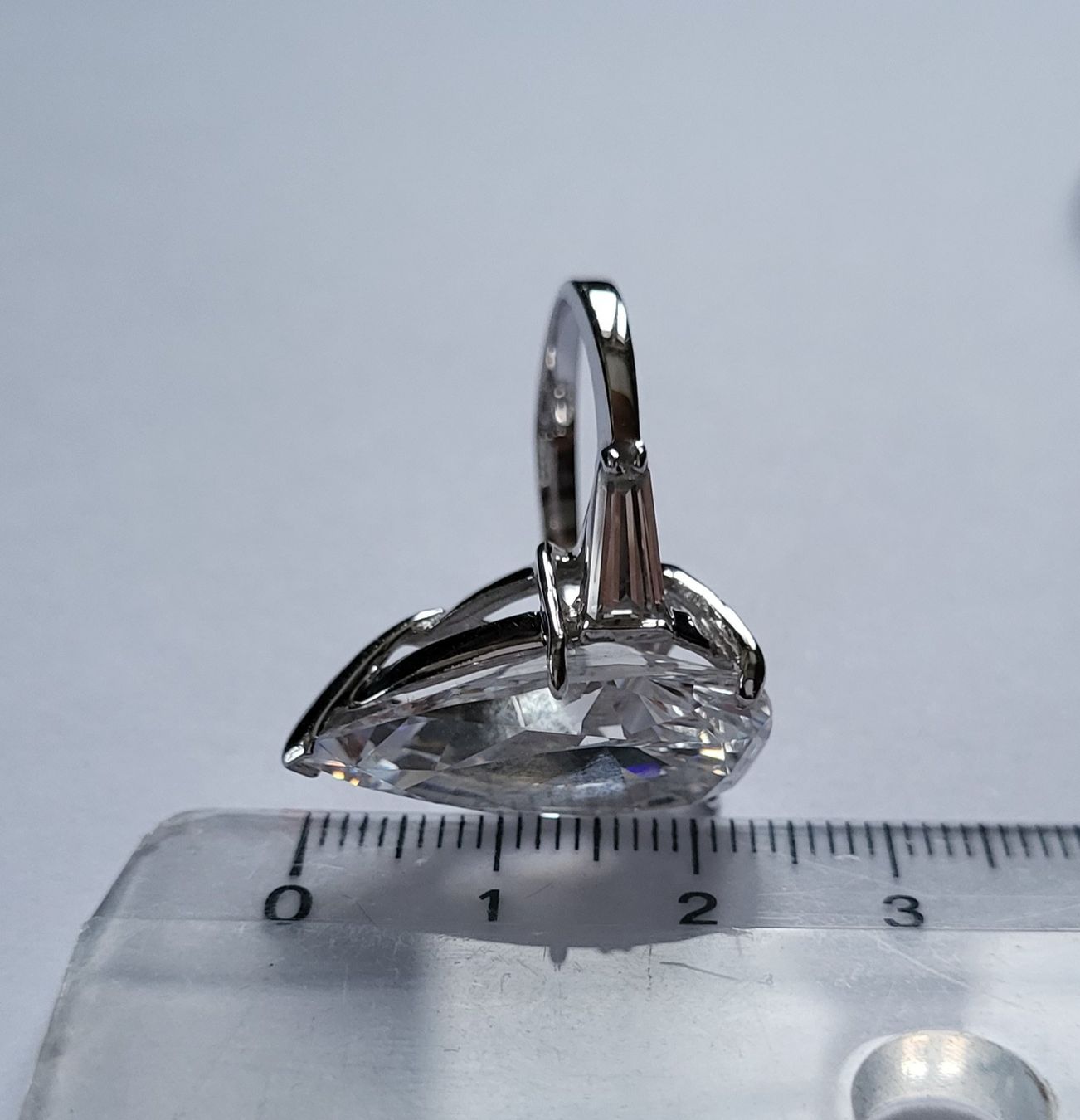 Anelli: Massiv 585 Weiss Gold Ring Mit Steine – Usato da Wald ZH venduto da Aniade 1