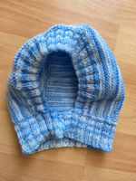 Handgestrickte Babymütze blau weiss