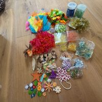 Bastelmaterialien Federn Blumen Perlen Acrylsteine neu