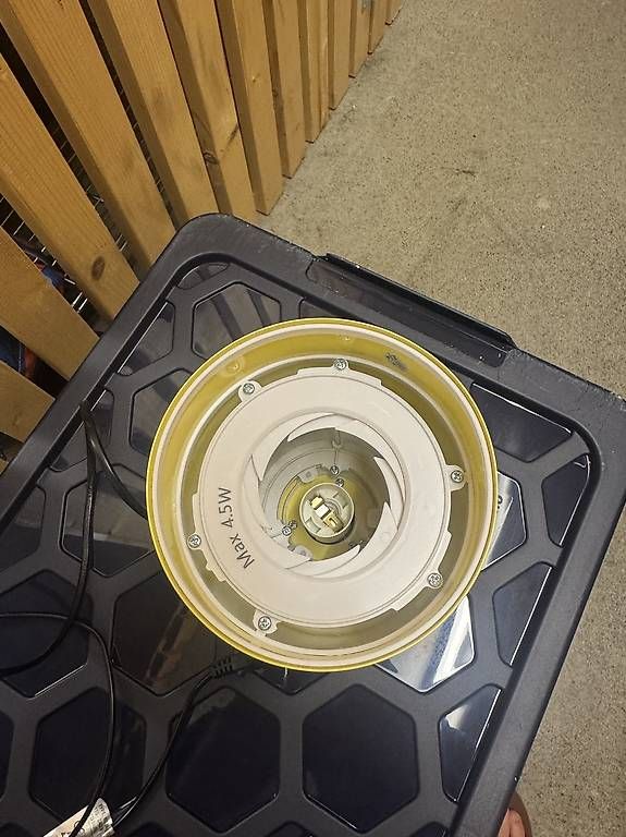 Lampade: Gelbe Tischlampe – Usato da St-Sulpice VD venduto da CedricFiedler 1