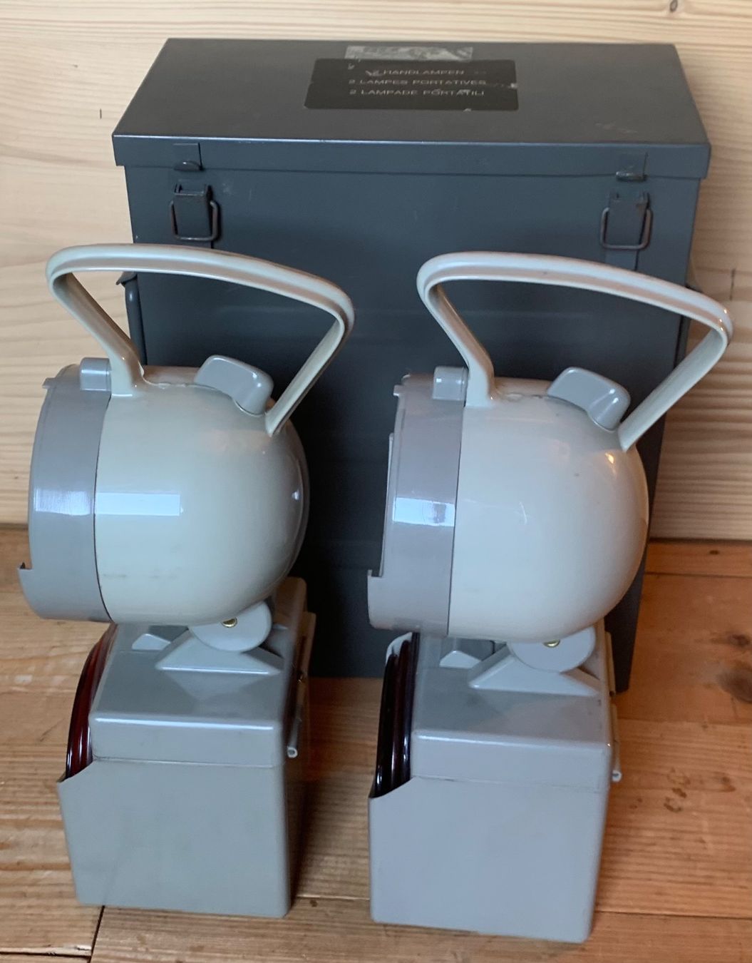 Armée suisse Lampes: 2 Handlampen der CH Armee in Blechkiste – D'occasion à Goldingen par Bergler012 1