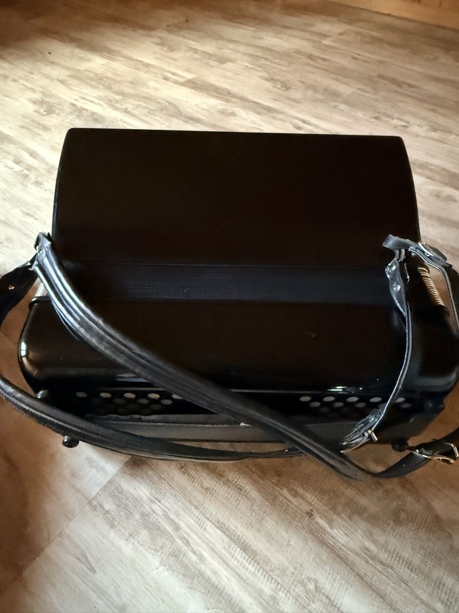 Hohner Strumenti musicali: Hohner Atlantic IV N Akkordeon De Luxe – Usato da Herznach venduto da Corgi 2