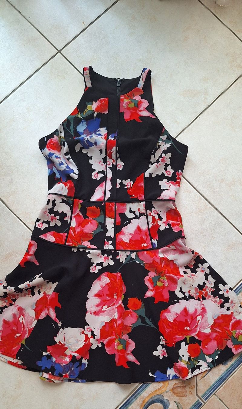 Guess Robes: Robe GUESS 36 – D'occasion à St-Triphon par Jldr0 3