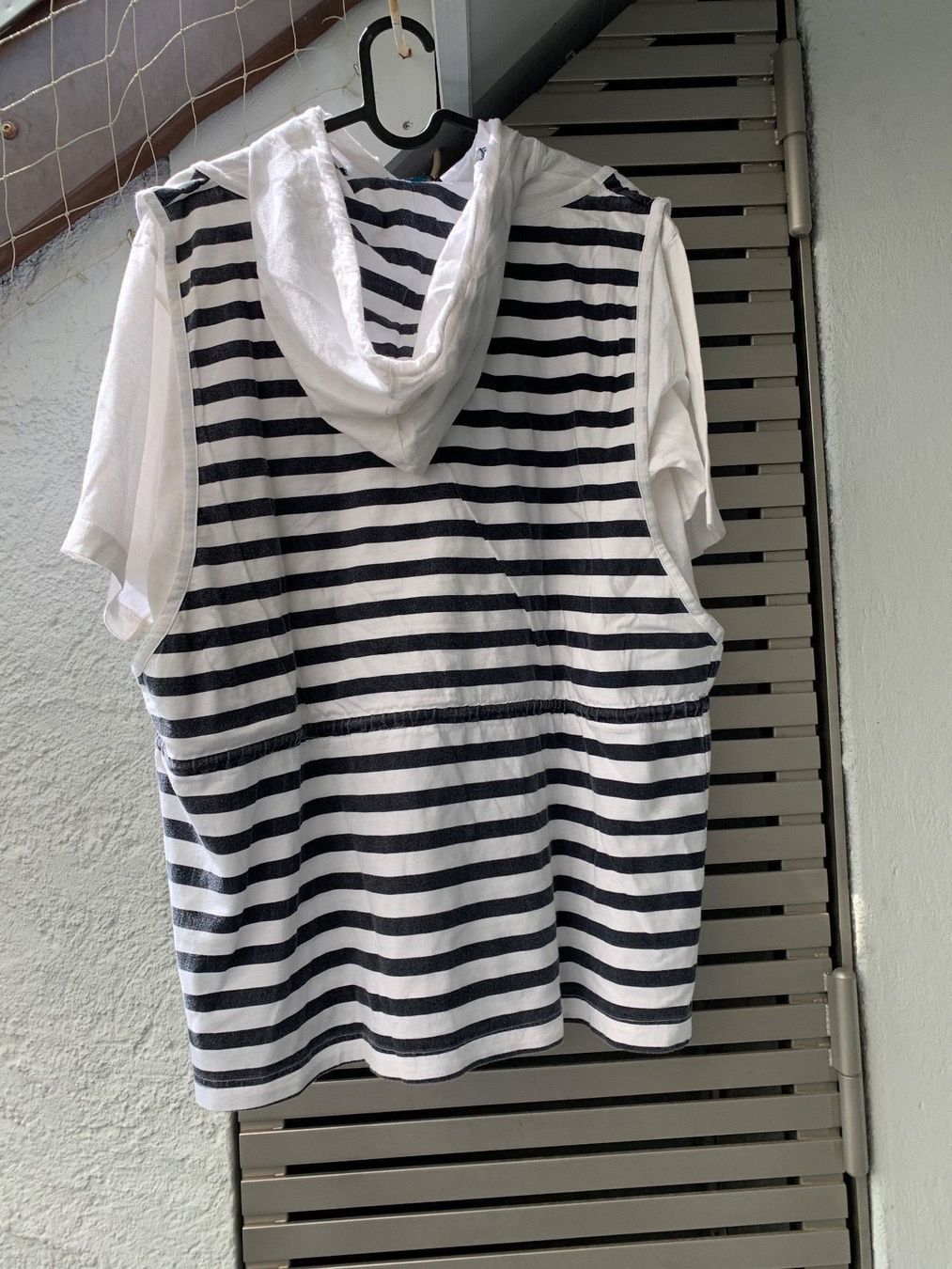 T-Shirts: T-shirt avec capuchon – Gebraucht aus Lausanne von milou201619 1