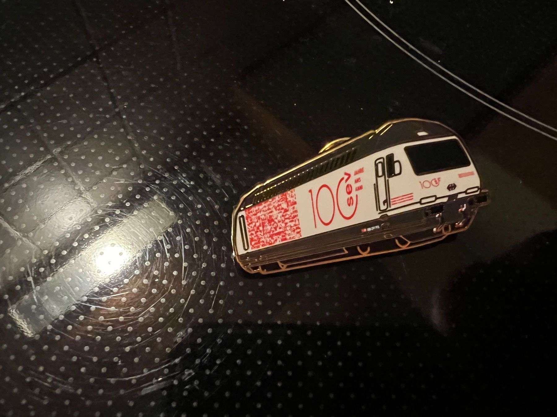 Placchette & Badge: Pin’s SEV 100 ans – Nuovo e nell'imballaggio originale da Villeneuve VD venduto da patino_814