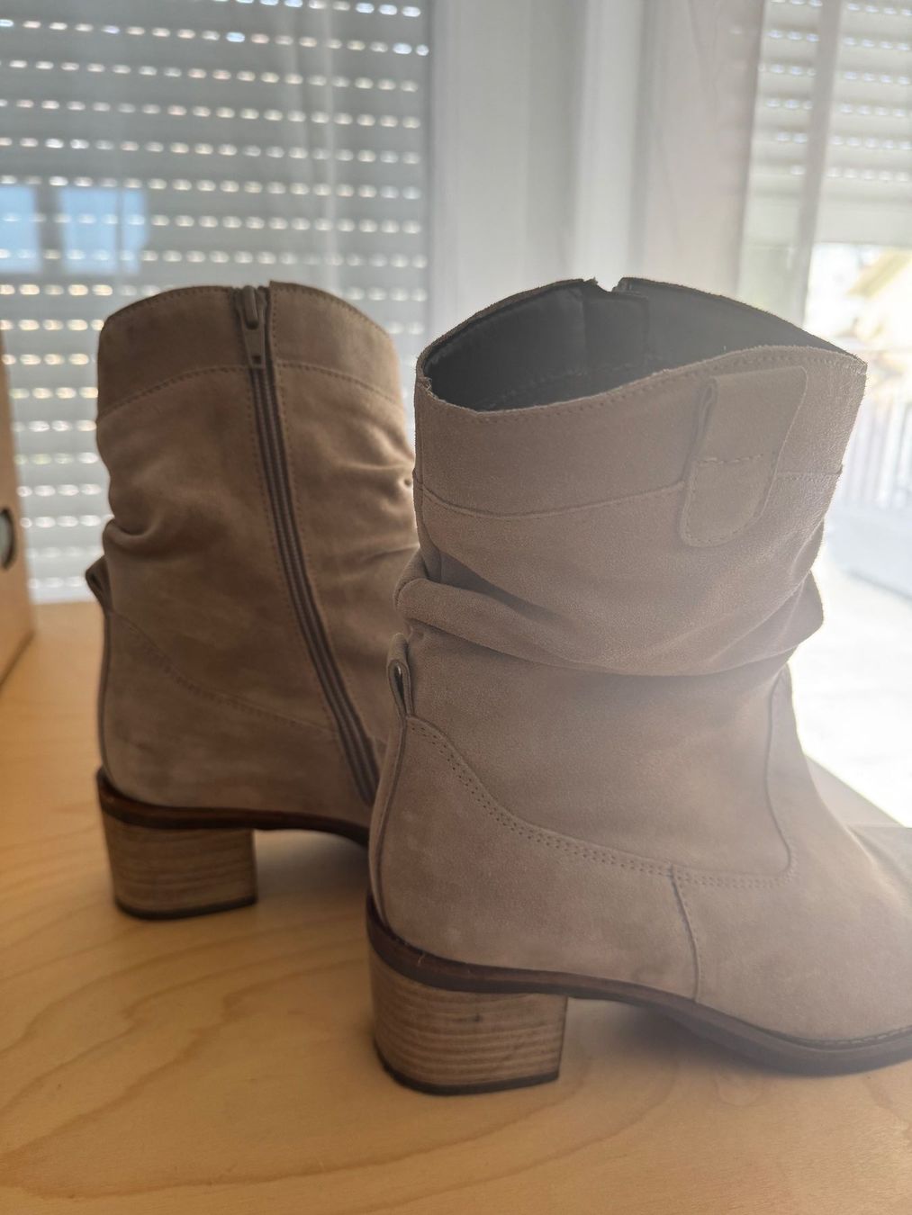 Gabor Scarpe da donna: Stiefeltte, Gabor, Gr. 40, beige, Wildleder – Usato da Rorschacherberg venduto da beeechen 2