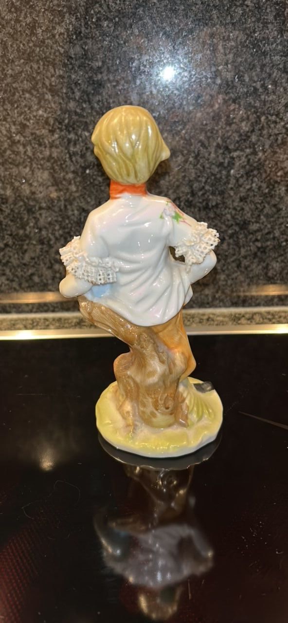 Statuette: Porzellan Figur Junger Mann mit Korb / H17 cm – Usato da Arbedo venduto da nadia1973 2