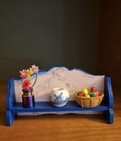 schönes Regal mit Zubehör fürs Puppenhaus/Puppenstube 