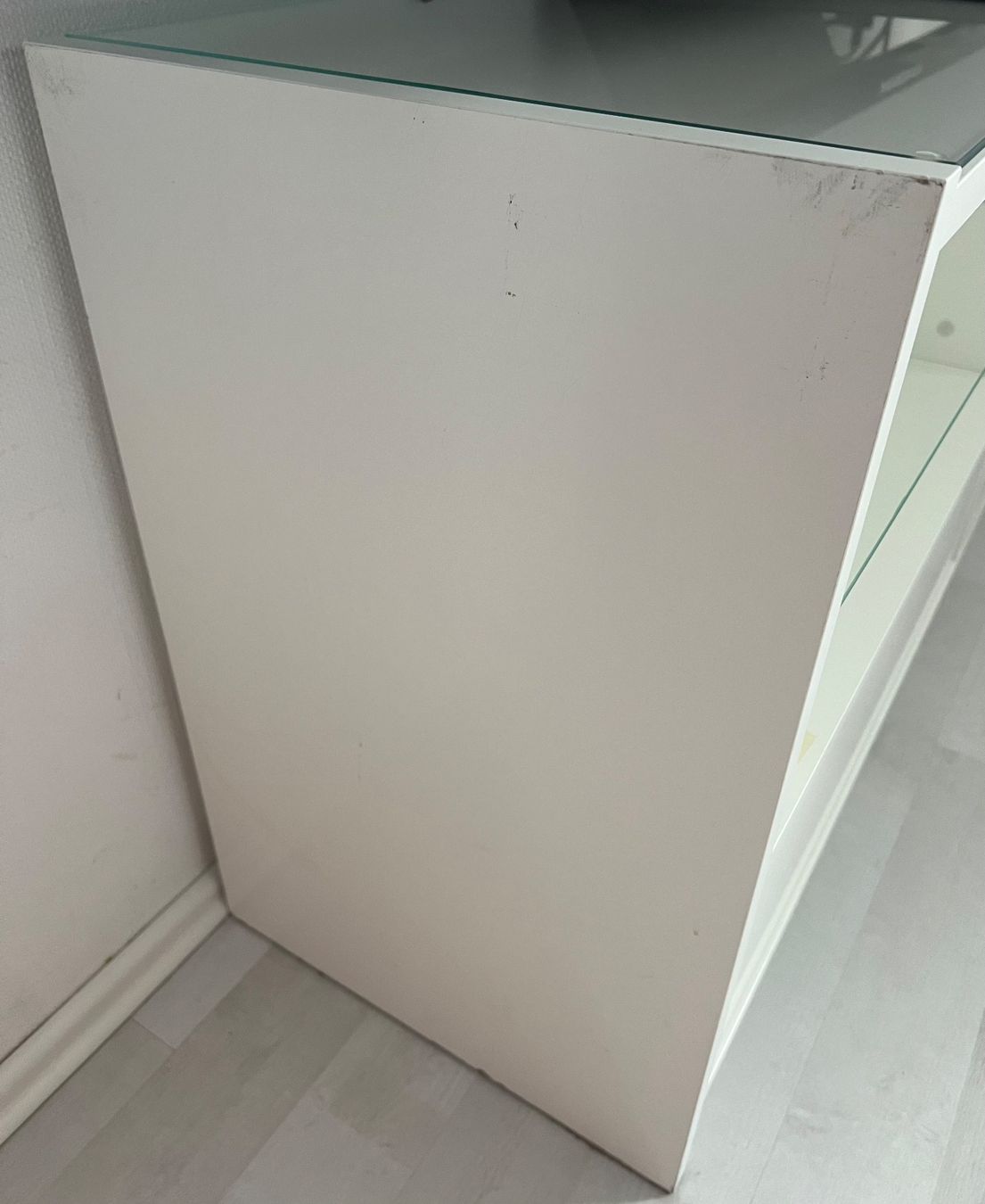 Mobili TV: Weisses Sideboard mit Glas – Usato da Trasadingen venduto da Kim_06.02. 3