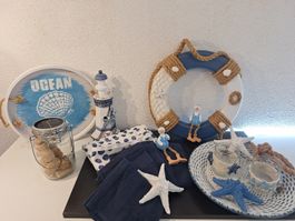 Dekorativer Rettungsring mit Seestern und Muscheln