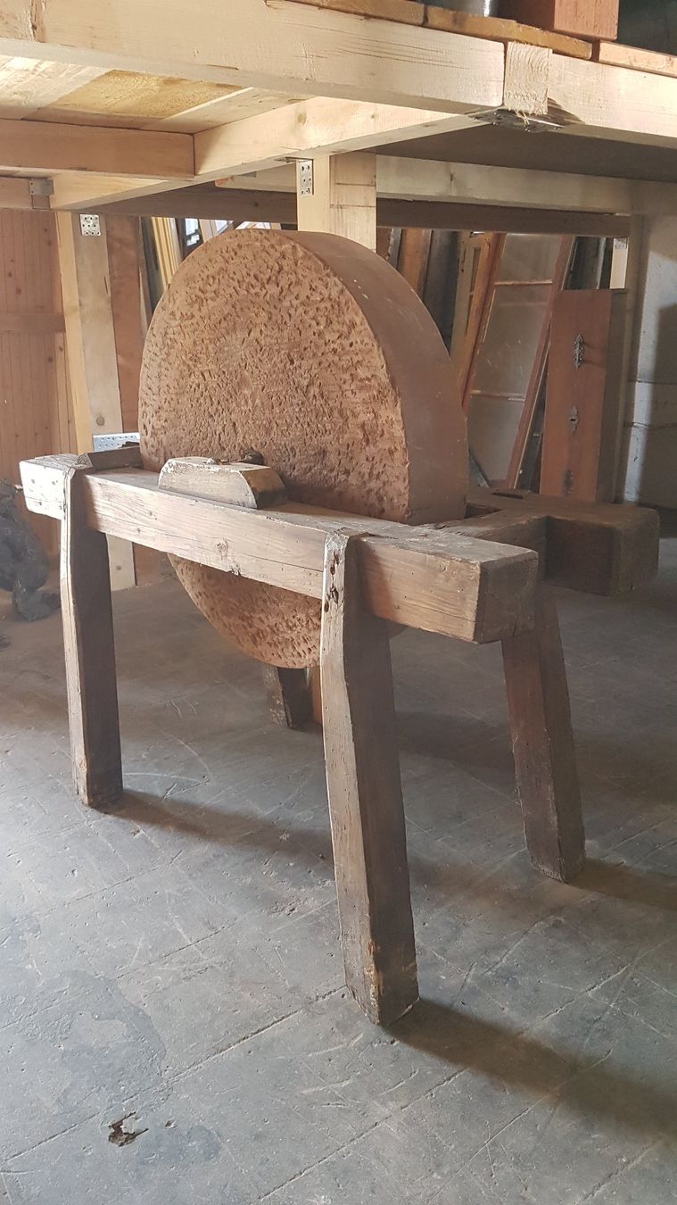 Schleifen & Polieren: Schleifstein mit Holzgestell – Gebraucht aus Wangen a.Aare von spd01 2