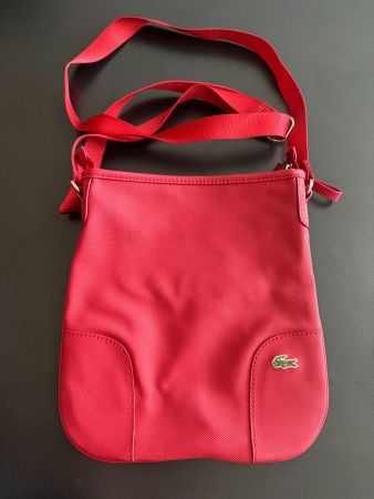 Sac bandoulière Lacoste rouge, parfait pour l'été! *