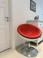 Fauteuil rouge et blanc design pivotant, bon état 
