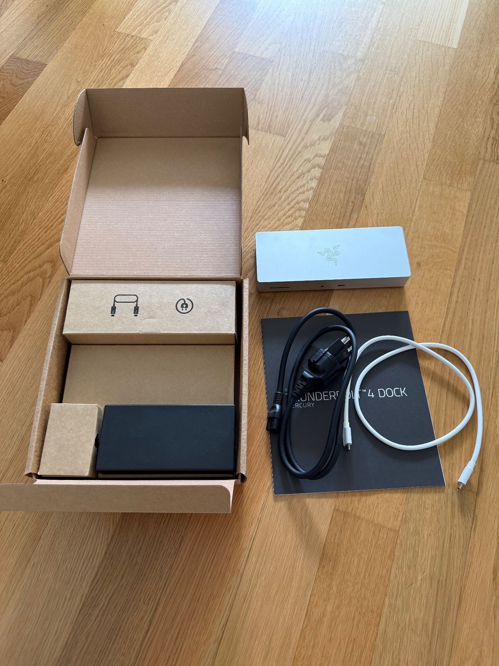 Razer Docking station: Razer Thunderbolt 4 Dock Mercury Edition – Usato da Kehrsatz venduto da luna_44