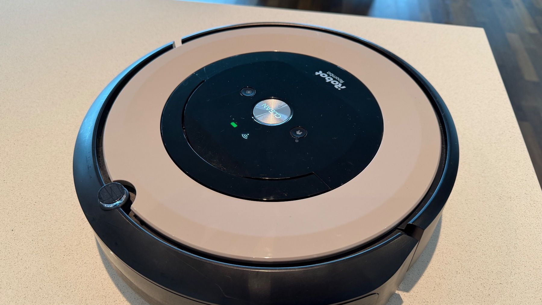 Irobot Aspirapolveri & Accessori: iRobot Roomba e5 - Staubsaugerroboter mit Garantie und App – Usato da Zug venduto da JensBE 1