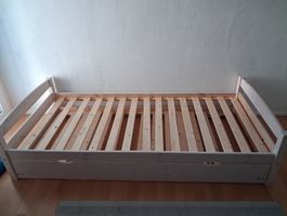 Bettgestell mit Lattenrost und Ausziehbett