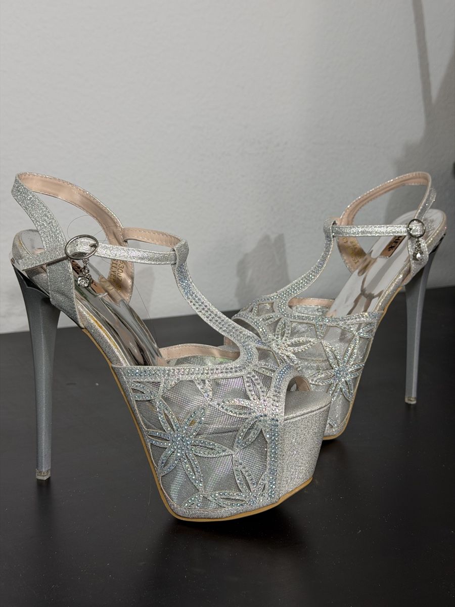 Scarpe da donna: Silver Glitter Platform High Heels Size 39 T-Strap Style – Nuovo (secondo la descrizione) da Zürich venduto da fio_hcd2