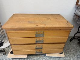 alter Schubladenschrank