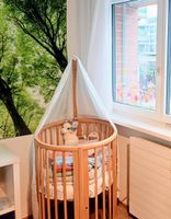 Stokke Sleepi Babybett mit Matratzenset und Betthimmel.
