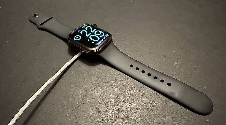 Accessori per Smartwatch: Apple Watch 10 black mit Power Bank – Usato da Wettswil venduto da samuelvontobel 2