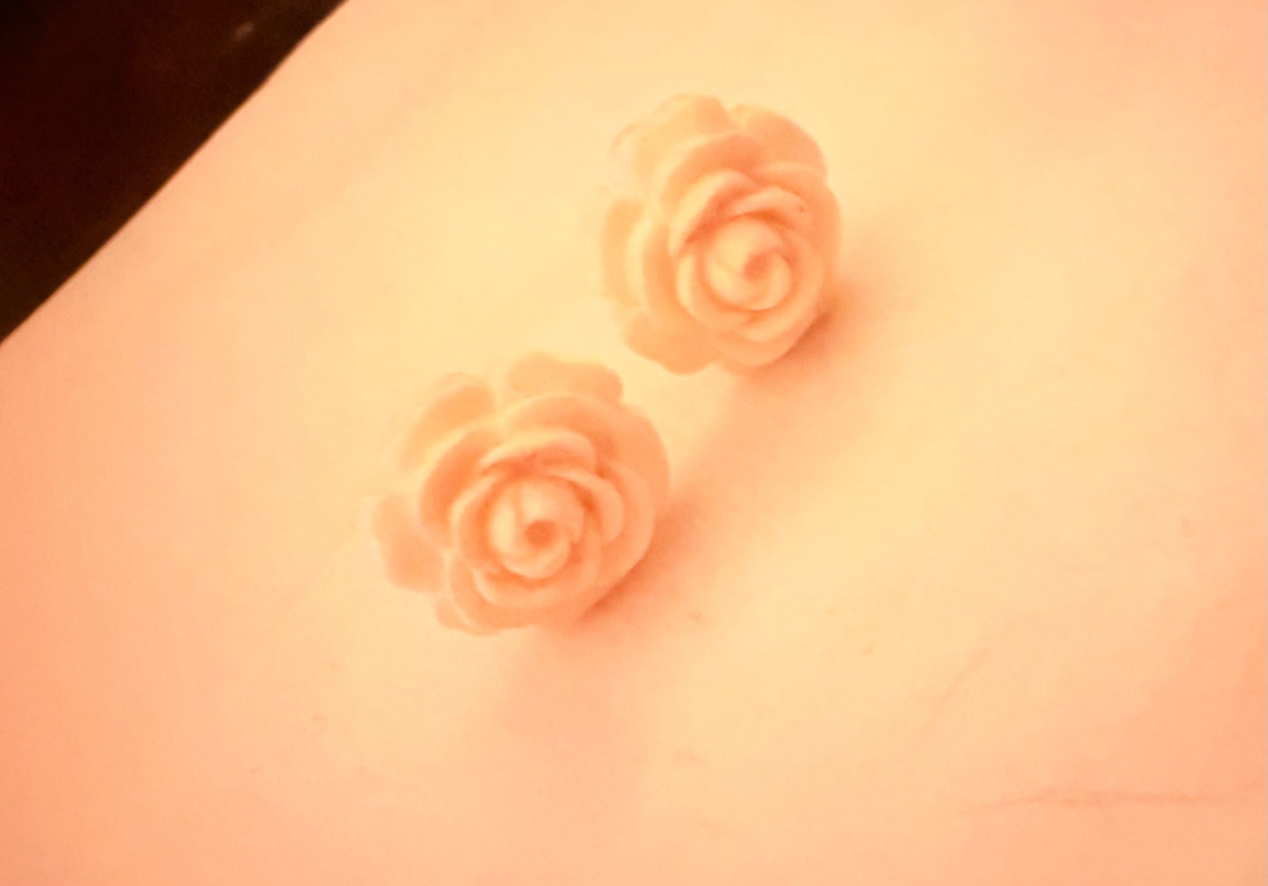 Orecchini pendenti & Orecchini a lobo: • weisse Rosen Ohrstecker • – Usato da Basel venduto da mendoza13 1