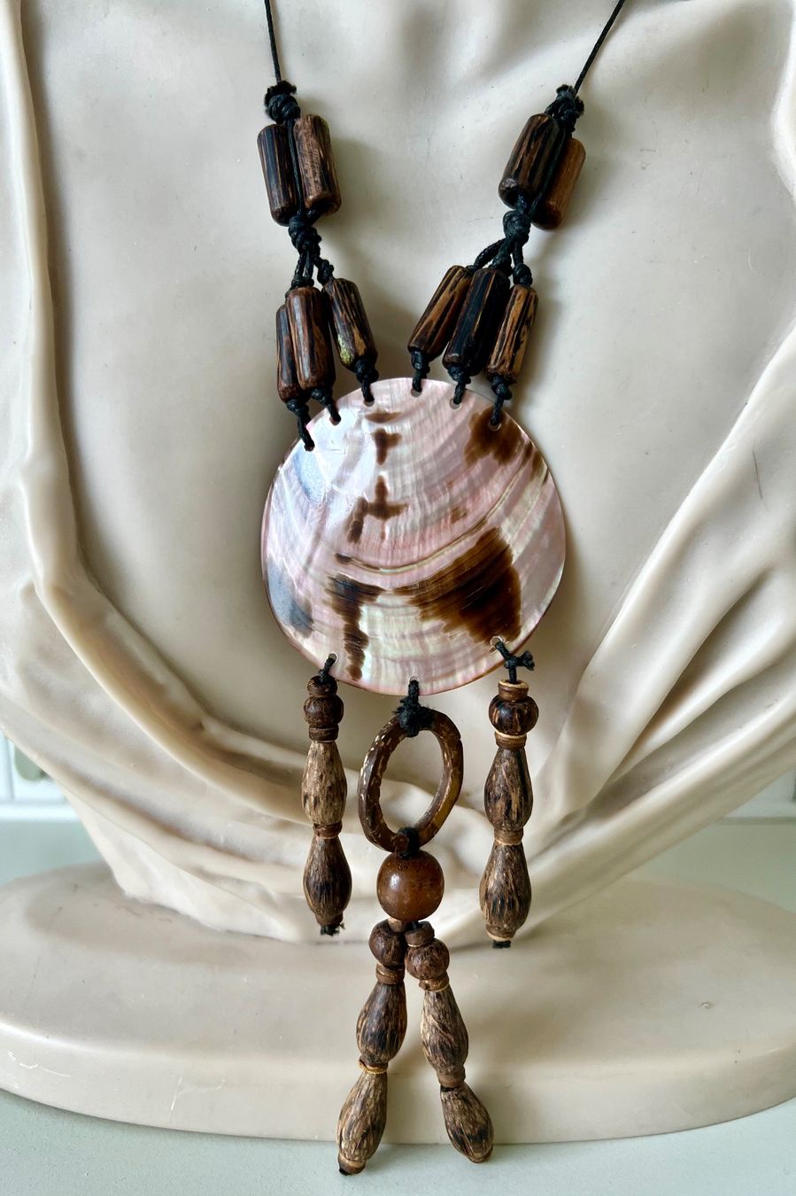 Colliers: Boho Statement-Kette - schimmerndes Perlmutt & Naturholz – D'occasion à Ruswil par artbyhand 4