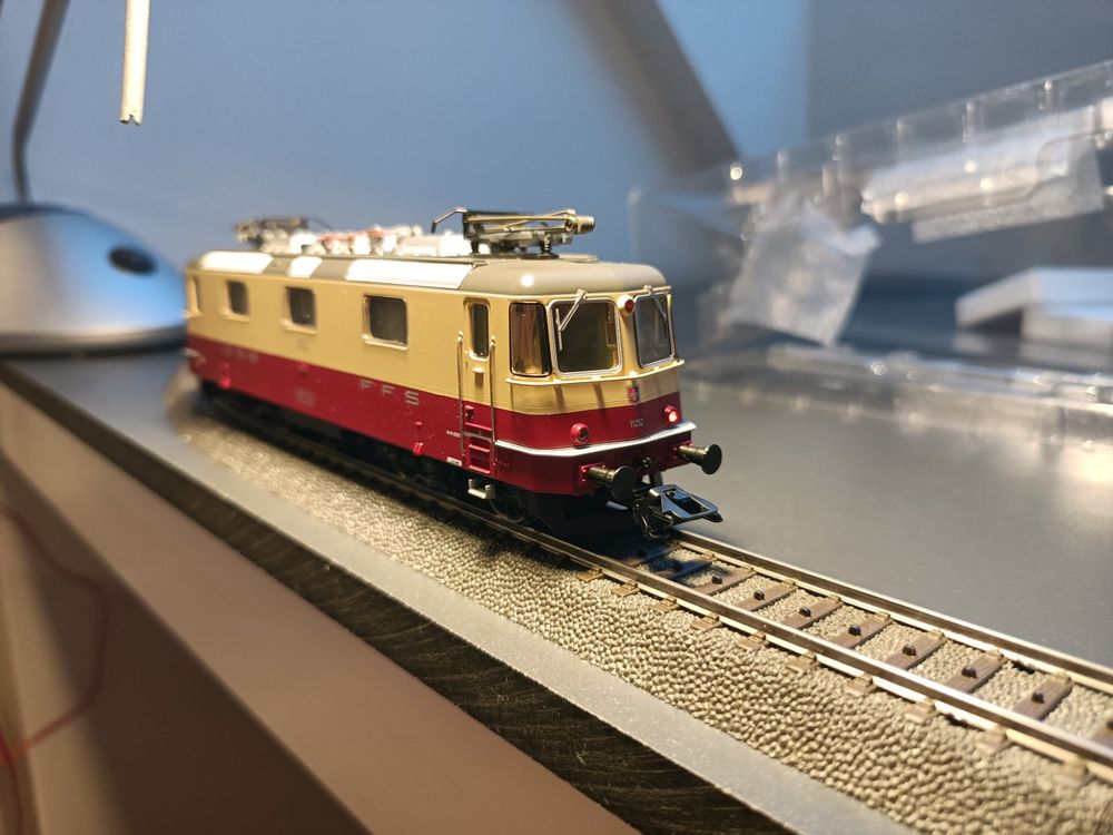 Märklin 37349 SBB Re 4/4 II 11252 Tee, mfx, sound (Gebraucht) in