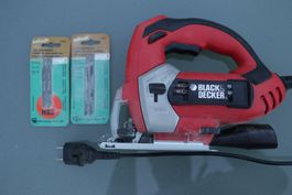 scie sauteuse Black & Decker avec lames de réserve