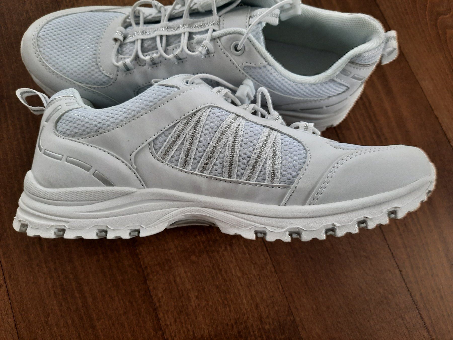 Chaussures femmes: Freizeitschuhe Gr. 39 – Neuf avec emballage d'origine à Mosnang par zwasli03