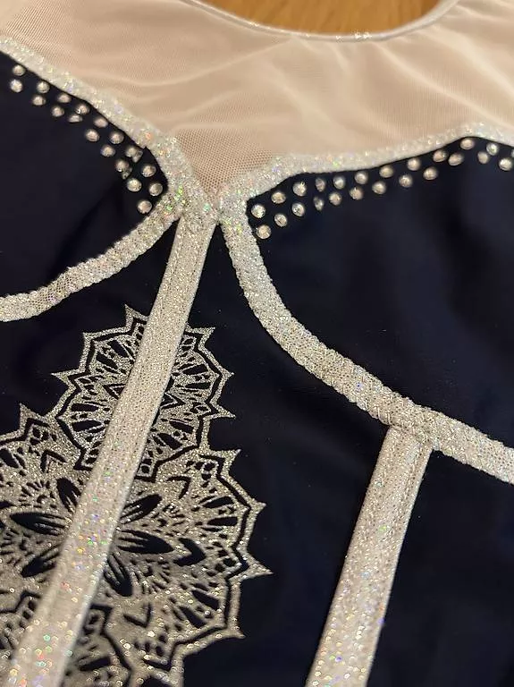Trainer, Turnhosen & -trikots: Turndress – Gebraucht aus Schüpfheim von car_7slp 1
