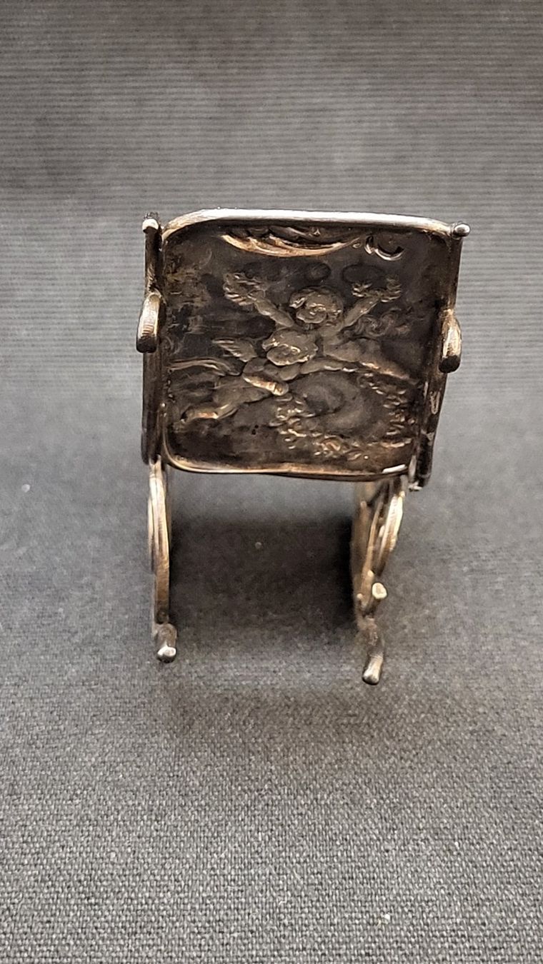 Statuette: MINIATUR-SCHAUKELSTUHL aus Silber "I" – Usato da Basel venduto da spinne02 2