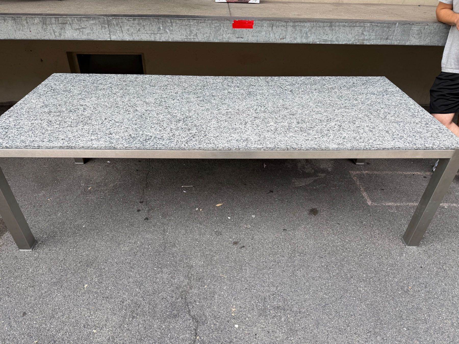 Tavoli: Grosser Granit Gartentisch – Usato da Ebikon venduto da Berku