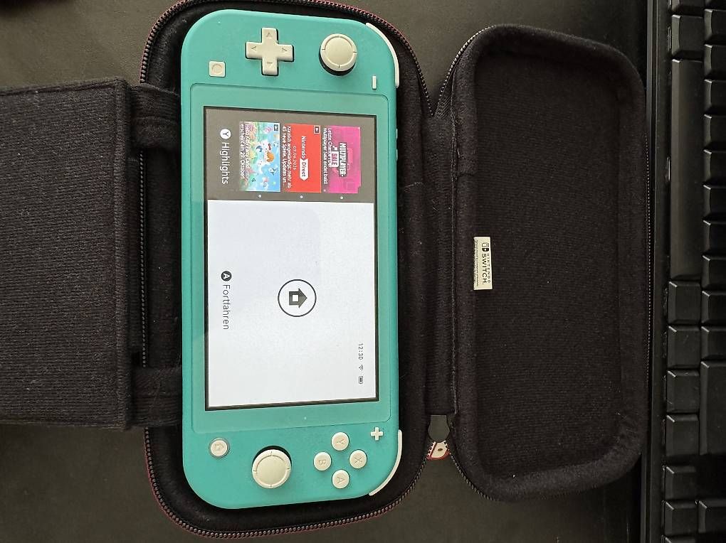 Nintendo Consoles: Nintendo Switch Lite Bundle + 7 Spiele + Reisetasche – D'occasion à Frenkendorf par BescheA 1