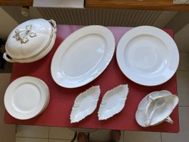 Porzellan Service weiss mit Goldrand