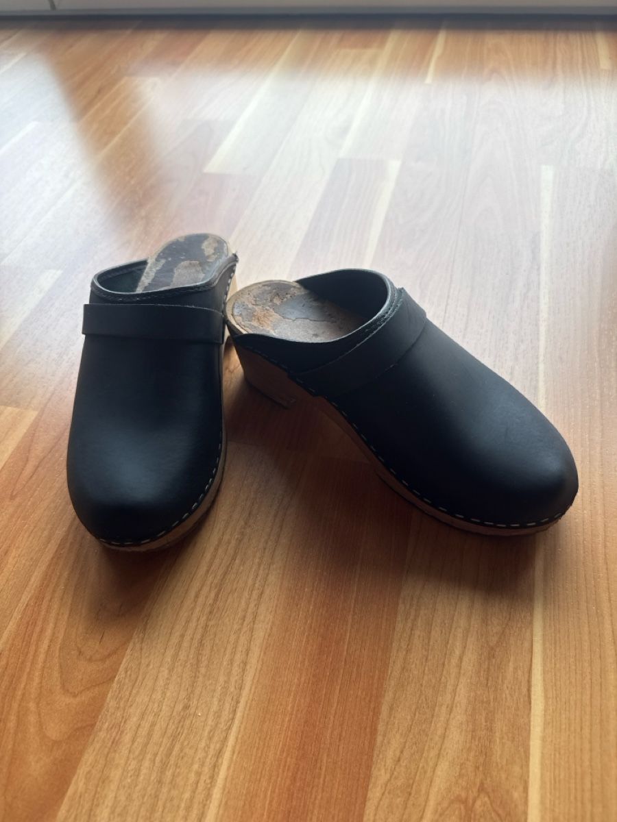 Scarpe da donna: Schwarze Holzclogs – Usato da Sarmenstorf venduto da ver_2r7r