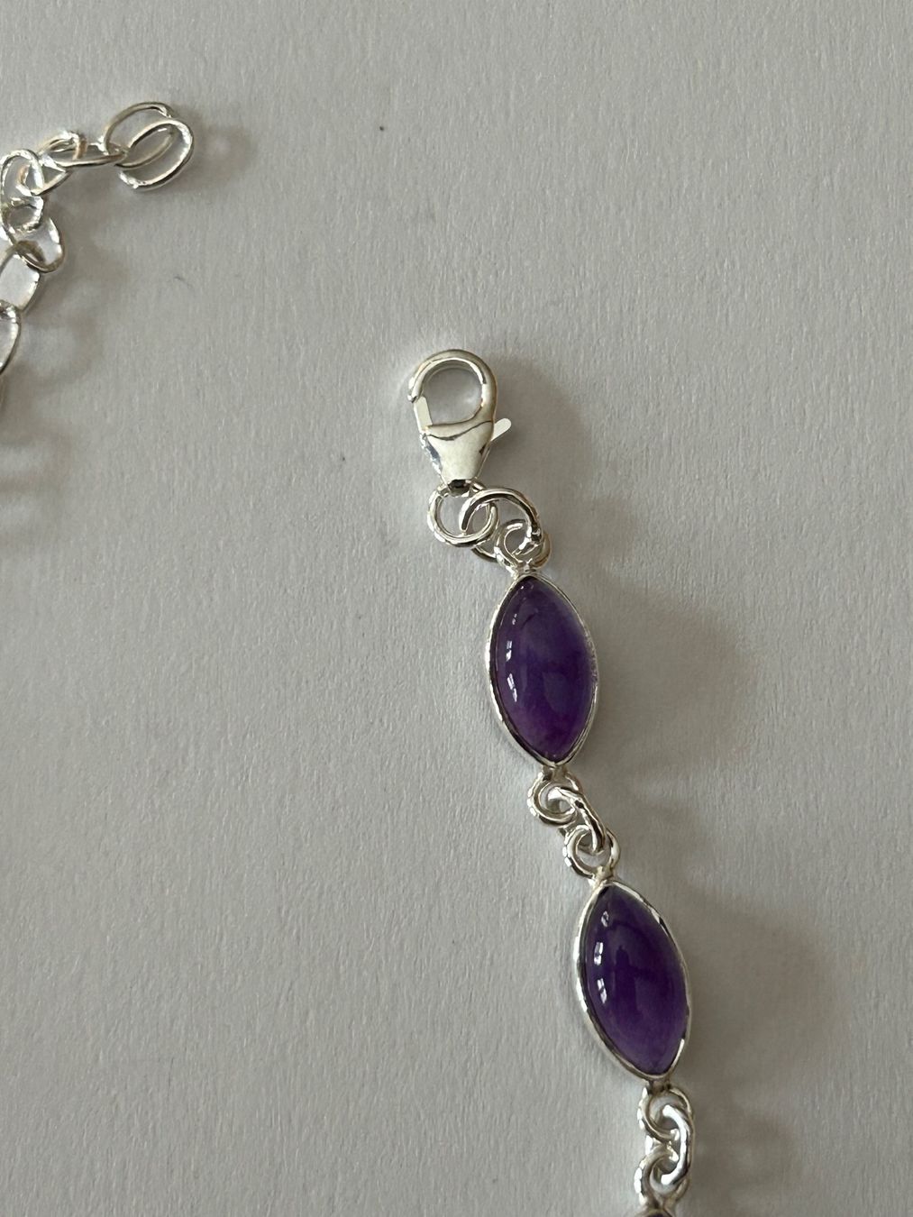 Armbänder & -reifen: Armband aus Sterling Silber mit Amethyst Steinen – Neu und originalverpackt aus Innertkirchen von Glatthard-Interior 1