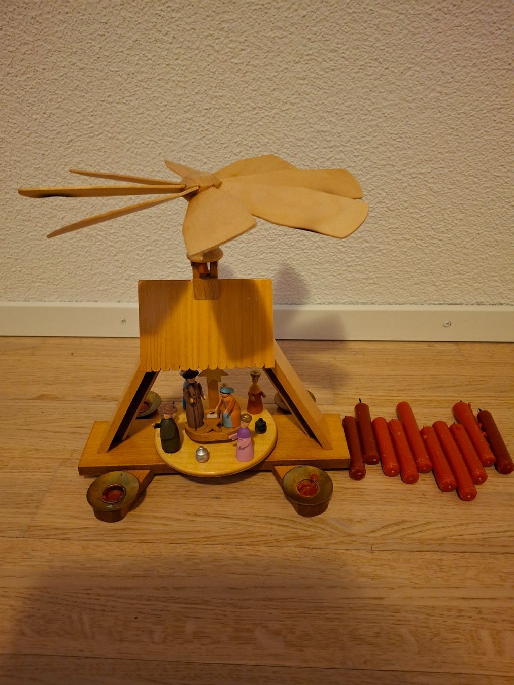 Tutte le decorazioni: Weihnachtskarussell aus Holz – Usato da Dietikon venduto da Hwengi