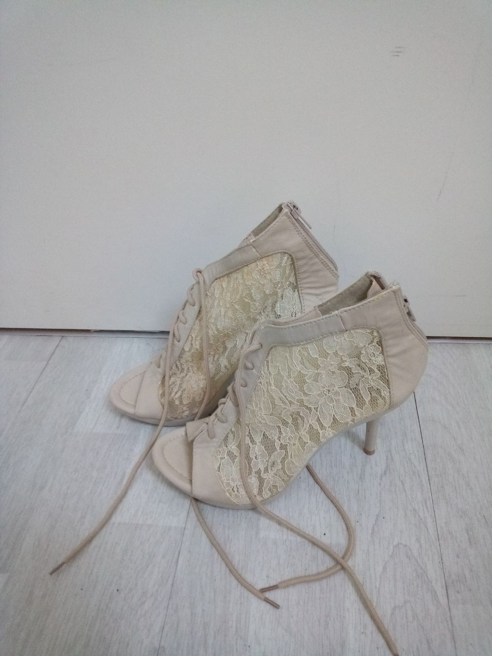Scarpe da donna: Sandaletten mit Spitze, Beige, Grösse 37 – Usato da Volketswil venduto da Car1