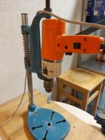 Bohrständer mit Bohrmaschine