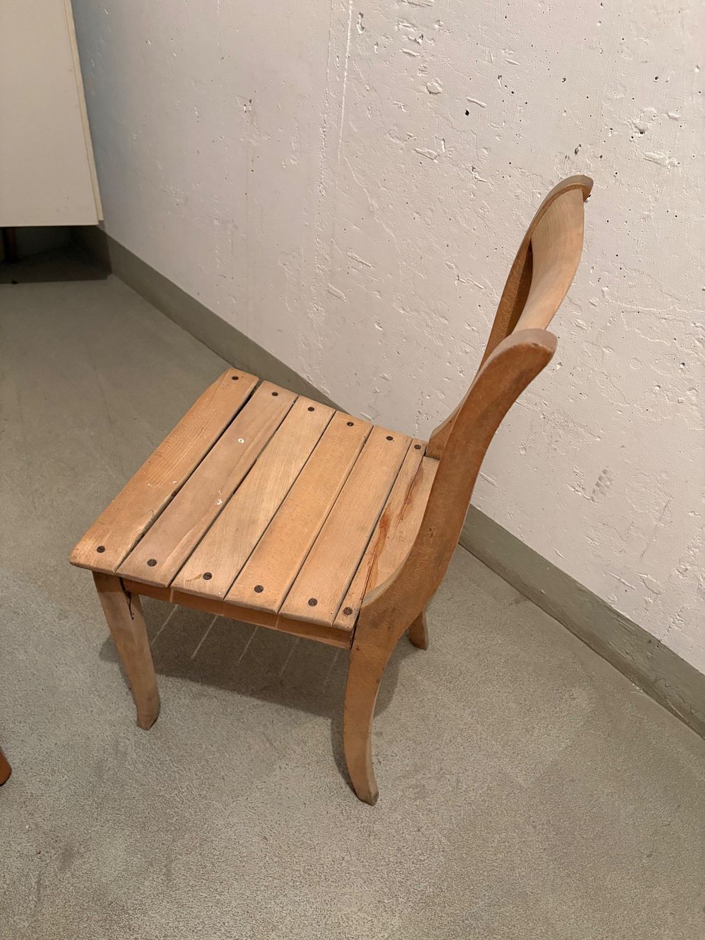 Chaises: Alter Holzstuhl gebraucht – D'occasion à Wallisellen par uer_kx77 2