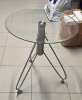 Runder Glas-Beistelltisch mit Metallgestell