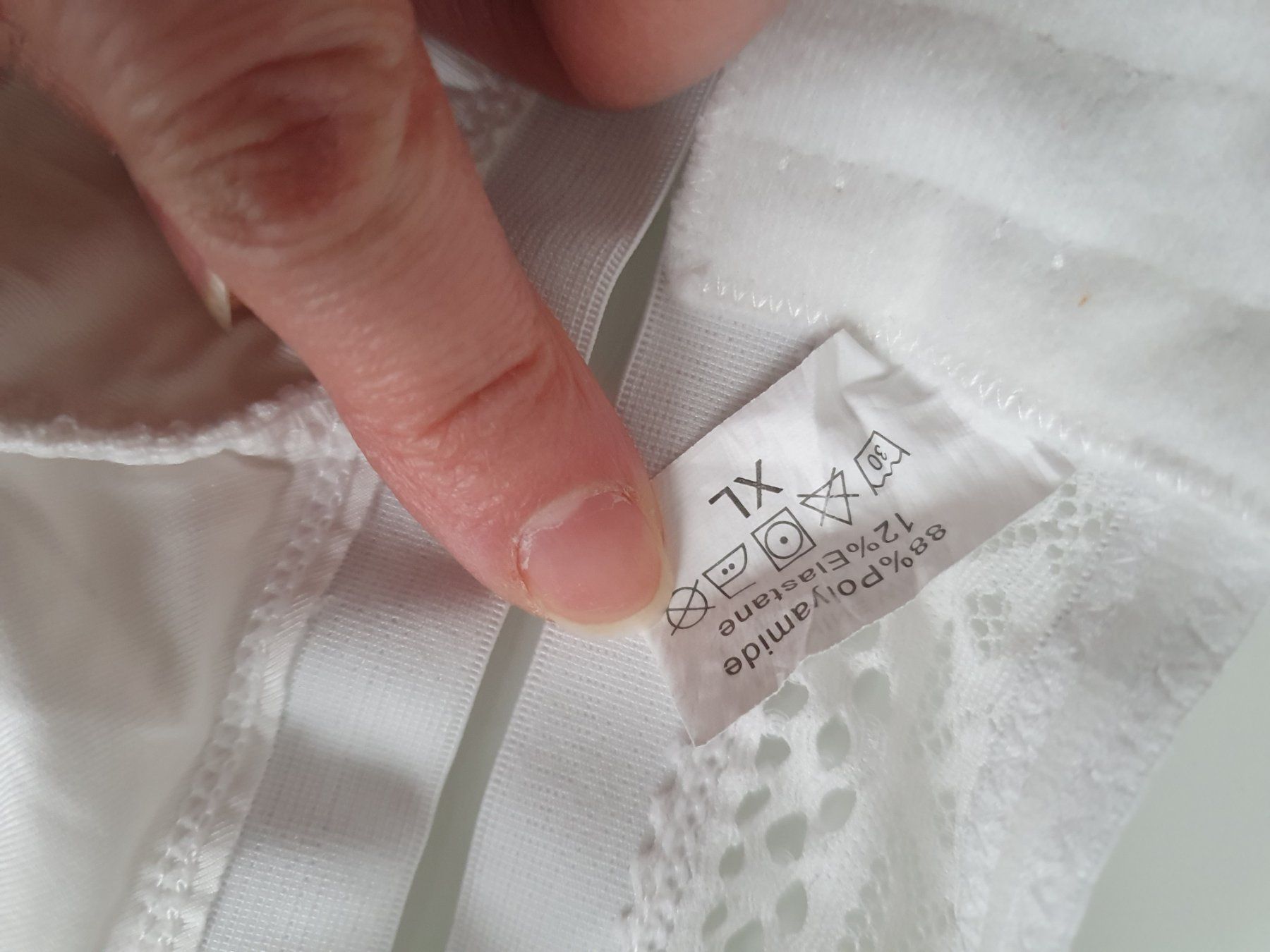 Tops: Joli bustier blanc dentelle, taille XL – Gebraucht aus Lausanne von Af2016 2
