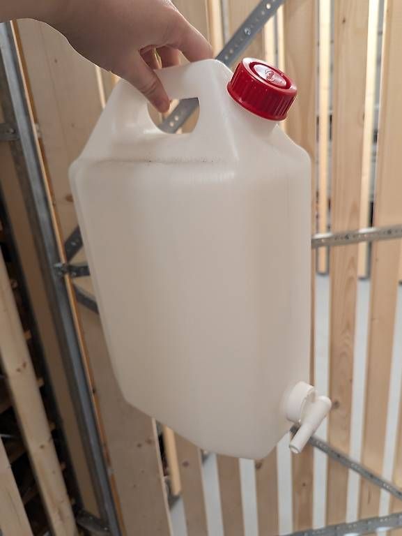 Tanks, Kanister & Leitungen: Wasserkanister 10l mit Zapfhahn  – Gebraucht aus Winterthur von Octavia15