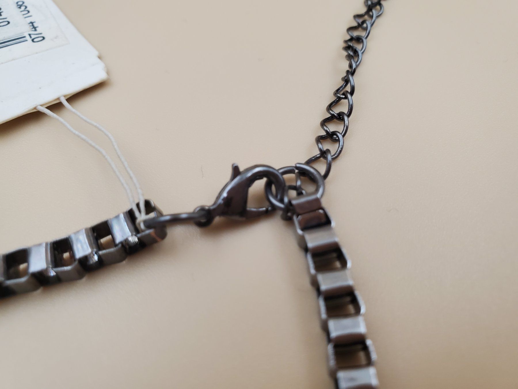 Catenine: Collier fantaisie triangle gris et noir – Usato da Rennaz venduto da La_malle_du_dauphin 5