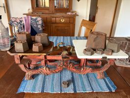 Waage antik mit Gewichten